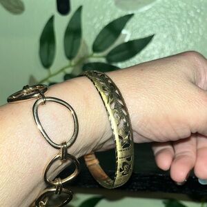 #929| Vintage 8K gold (stamped inside)Bangle Bracelet w/ carved flowers 🌺